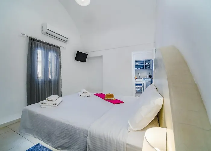 Aether Canava - Heated Pool In The Heart Of Fira Firá